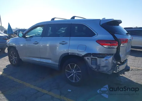 2018 Toyota Highlander Xle z USA, uszkodzony, nr VIN 5TDJZRFH1JS813390
